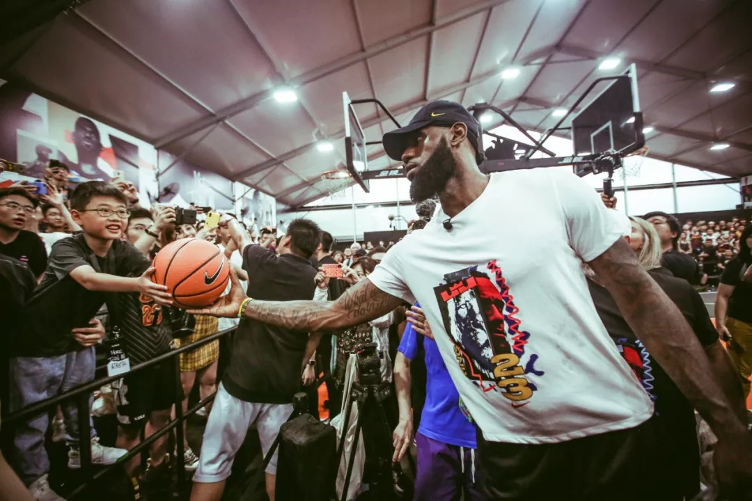 中场核心助攻连续上升，带动全队（中场大脑助攻连涨，盘活全队）