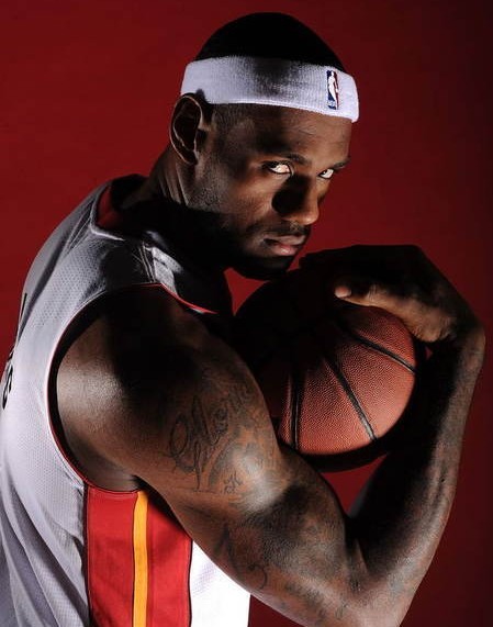 法媒：于帕想在新合同第一年加解约条款，对此巴黎和皇马愿意（法媒：于帕希望在新合同首年设置解约条款，巴黎与皇马均同意）