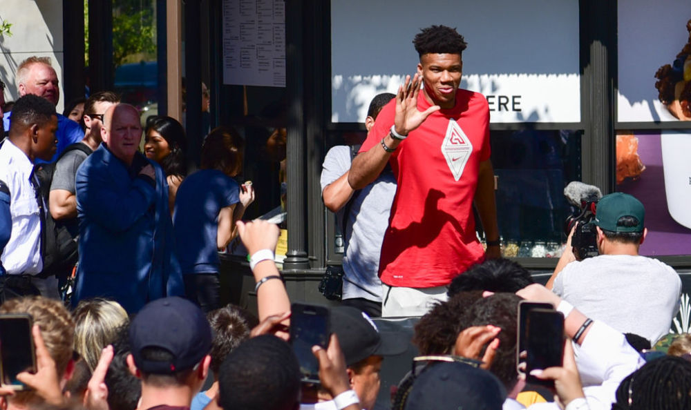 基德：浓眉与加福德搭档效果目前很糟糕，浓眉仍暂需打中锋（基德称浓眉与加福德配合不理想，短期内浓眉仍将出任中锋）