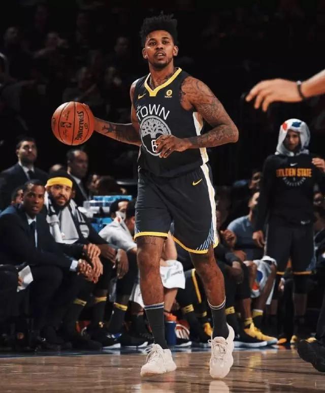 我懂用户晒视频：疑似泰山球迷看亚冠试图进入国安看台未果（视频曝光：疑似泰山球迷亚冠观赛欲入国安看台遭拒）