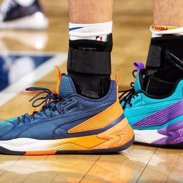 勒布朗轰18+5吞里程悲！在场-33被喷巨大防守漏洞：不卡位+不协防（勒布朗18分5板难救主，净-33遭批防守成漏勺：卡位不力、协防缺失）