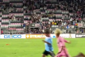 尤文全队和球迷一起出现在登机口，斯帕莱蒂和球迷们友好互动（尤文全队与球迷同现登机口，斯帕莱蒂现场亲切互动）