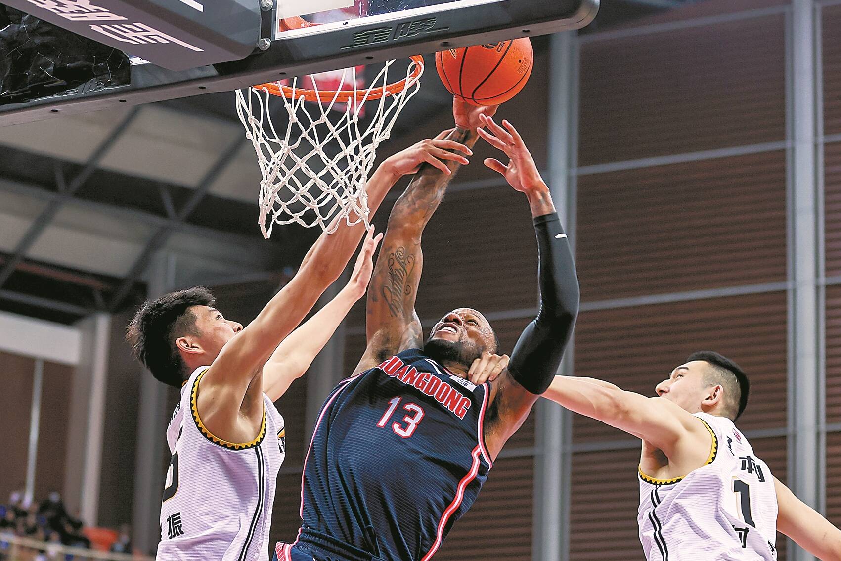 半场战报：科莫0-0卡利亚里（半场战况：科莫与卡利亚里战成0-0）