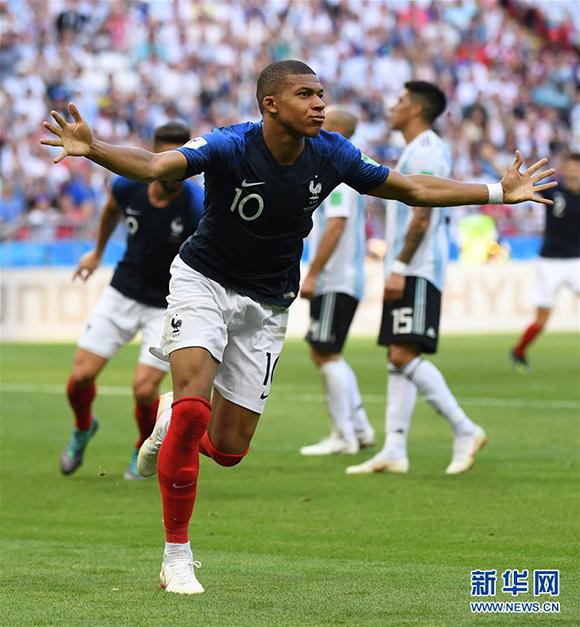 爱德华兹关键时刻3分+抢断+盖帽制胜，力助森林狼击败雷霆（爱德华兹末节发威：三分+抢断+封盖定胜，森林狼击败雷霆）