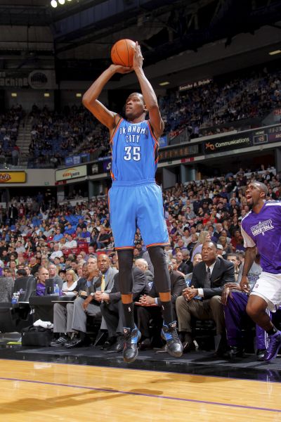 门将助攻前锋！离谱名场面（门将送出助攻，前锋破门上演离谱一幕）