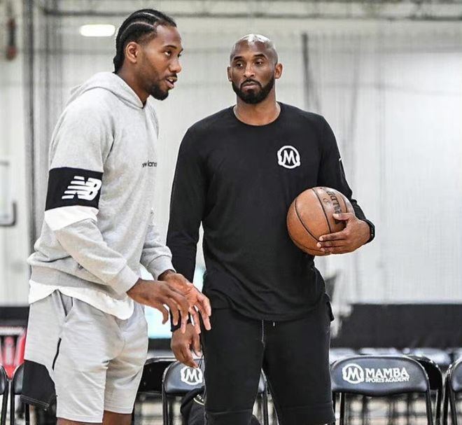 徐杰半场表现惊艳，得分与助攻兼备（徐杰半场大放异彩，攻传俱佳）