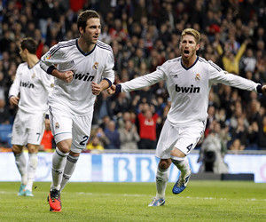 空中轰炸！多特抛传输送炮弹 哈滕起飞空接单臂灌篮