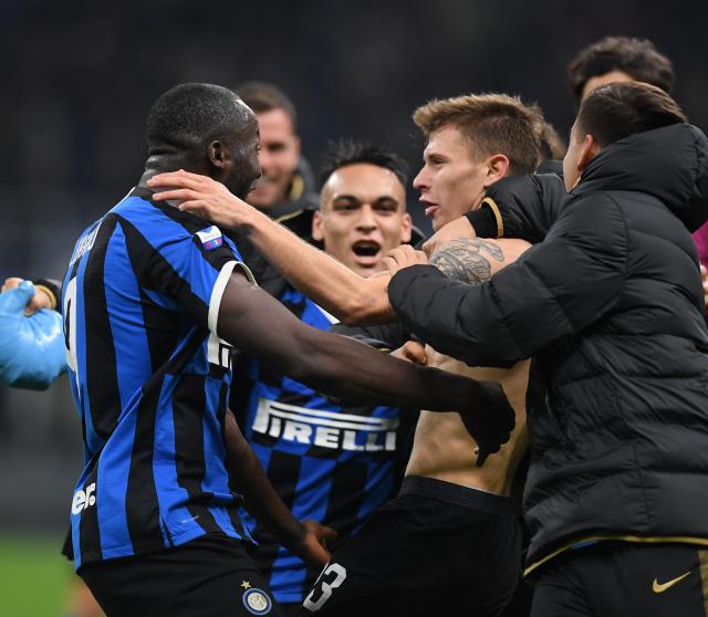 苏超冠军泰州队主教练莅临指导学校足球队员垫球运球技术！（苏超冠军泰州队主帅走进校园，亲授垫球与运球技巧）