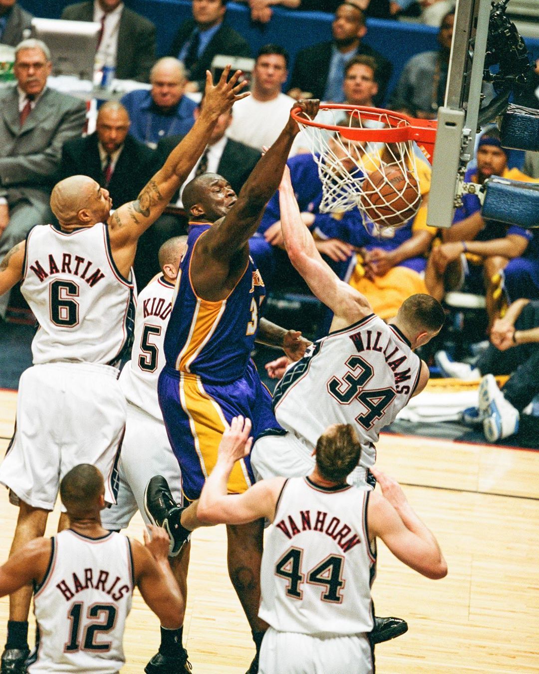 阿斯：贝蒂斯愿意为安东尼出2000万欧或租借，球员愿降薪回归（阿斯：贝蒂斯考虑以2000万欧买断或租借安东尼，球员愿降薪回归）