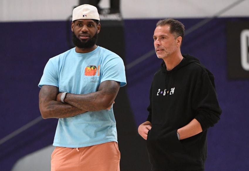 东契奇成为湖人队史第三位连续两场拿35分+10助攻的球员（连续两场35分10助攻，东契奇晋身湖人队史第三人）