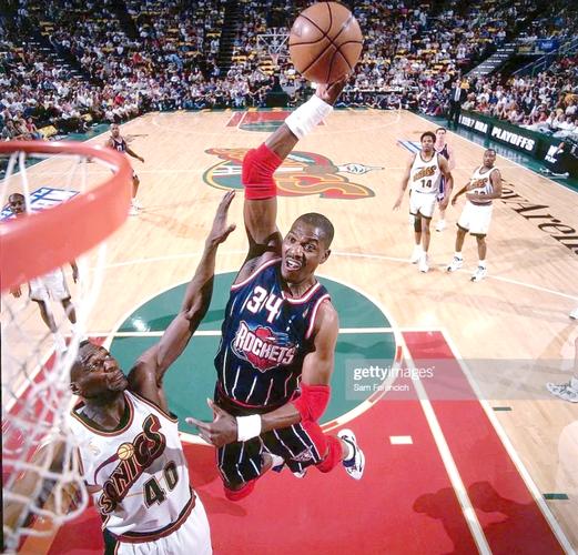 美记：多位高管认为浓眉交易到东部合适球队 有能力左右冠军归属（美媒：多位高管称若浓眉被交易至东部合适球队，将有望左右总冠军走向）