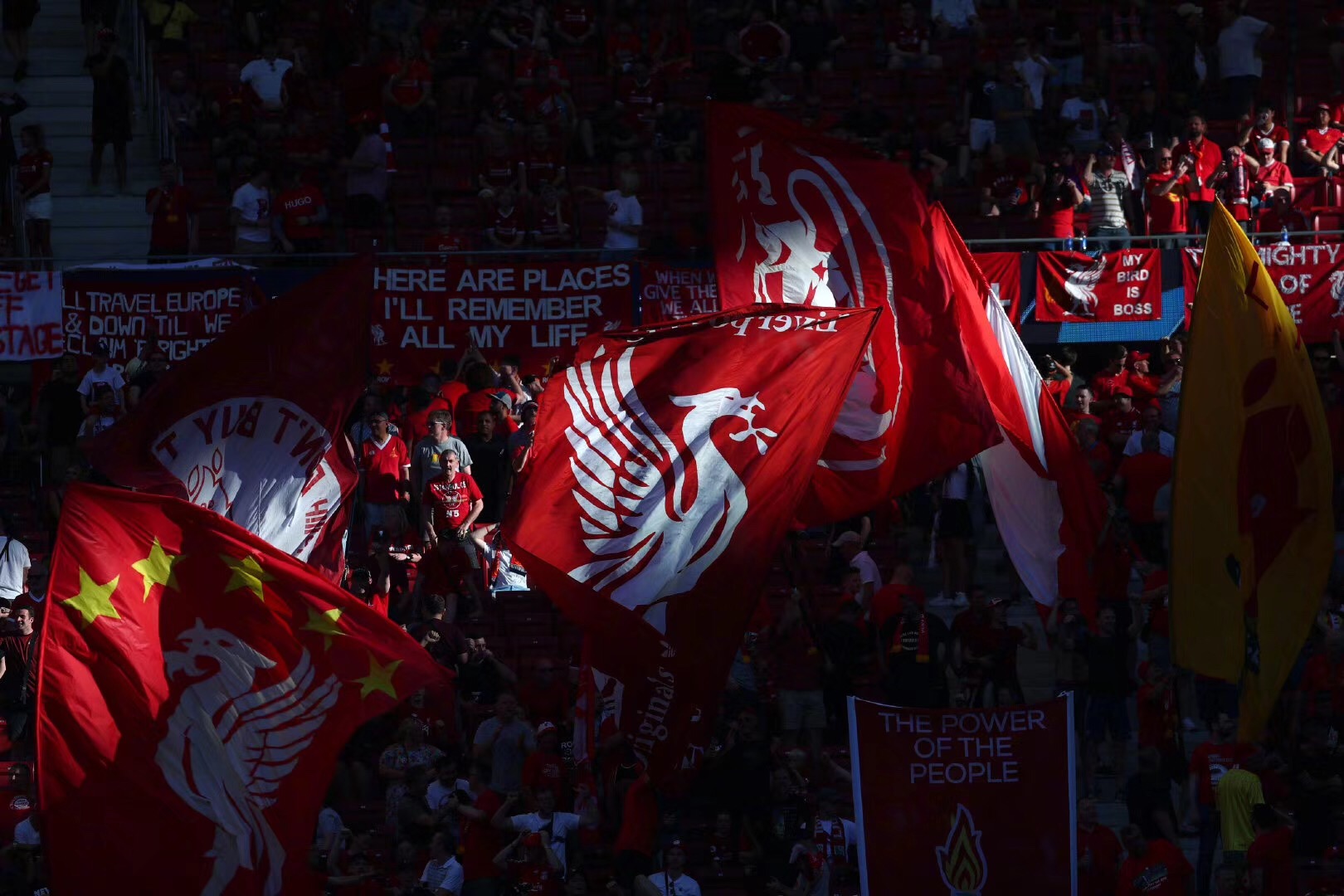 意甲球员在第12轮比赛中涂上红色面彩，向针对女性的暴力说不（意甲第12轮：球员以红色面彩发声，抵制针对女性的暴力）