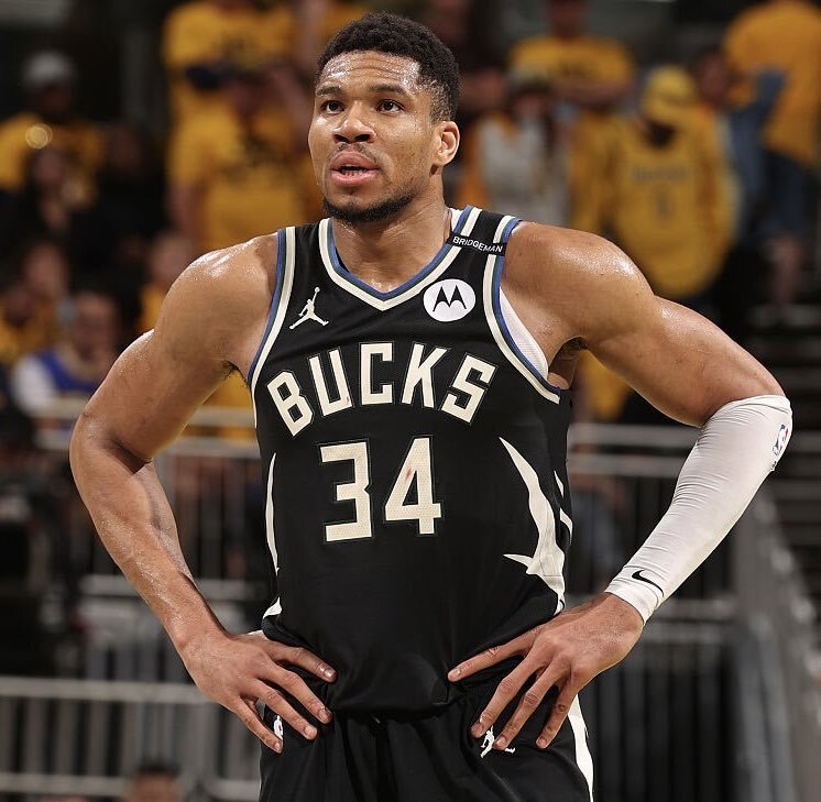 摧枯拉朽！东契奇抛传输送炮弹 艾顿起飞力压乔治双手暴扣（势不可挡！东契奇妙传空接，艾顿腾空力压乔治双手劈扣）