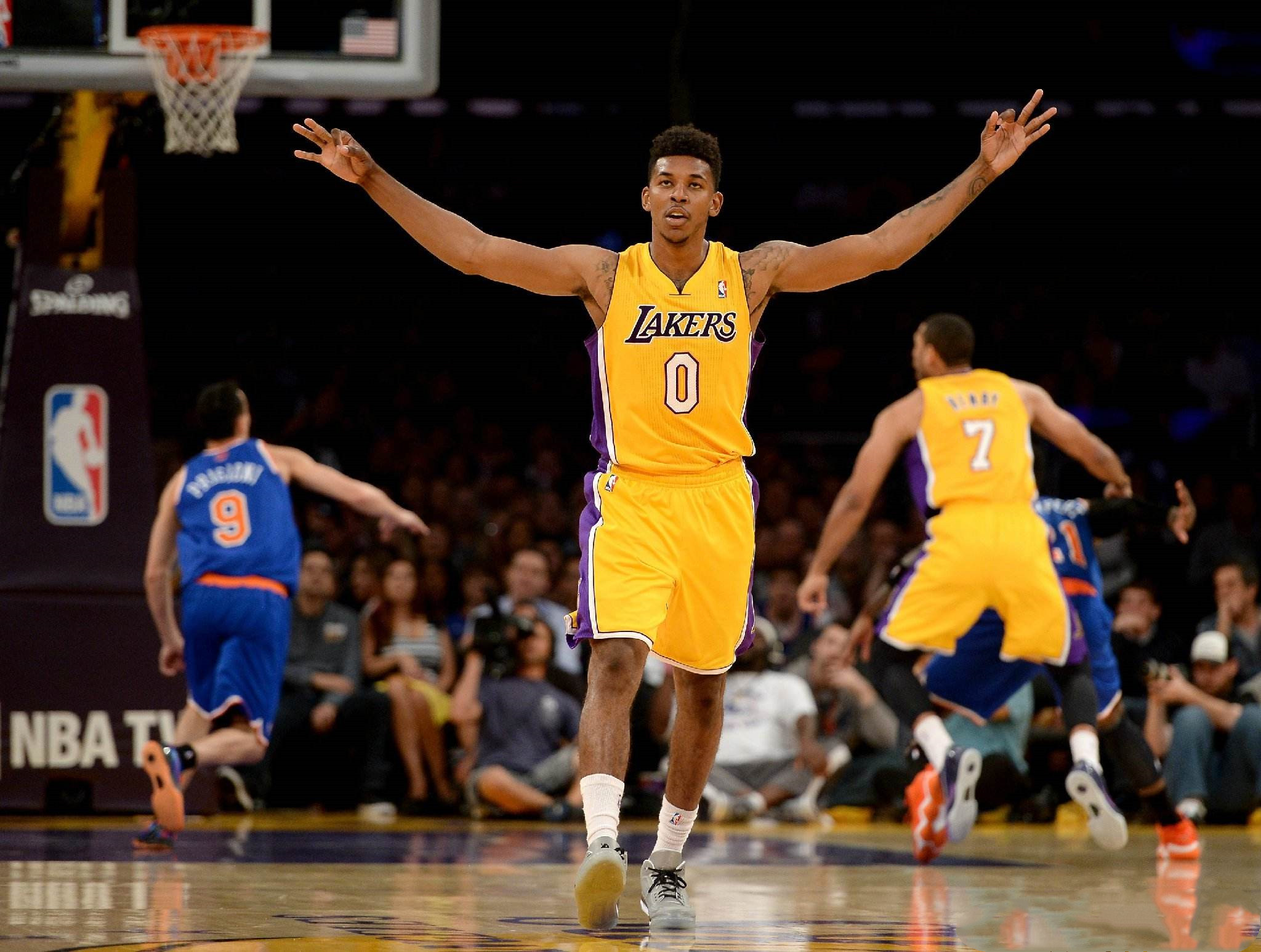 球迷看得手心冒汗（心跳时刻，球迷直捏一把汗）