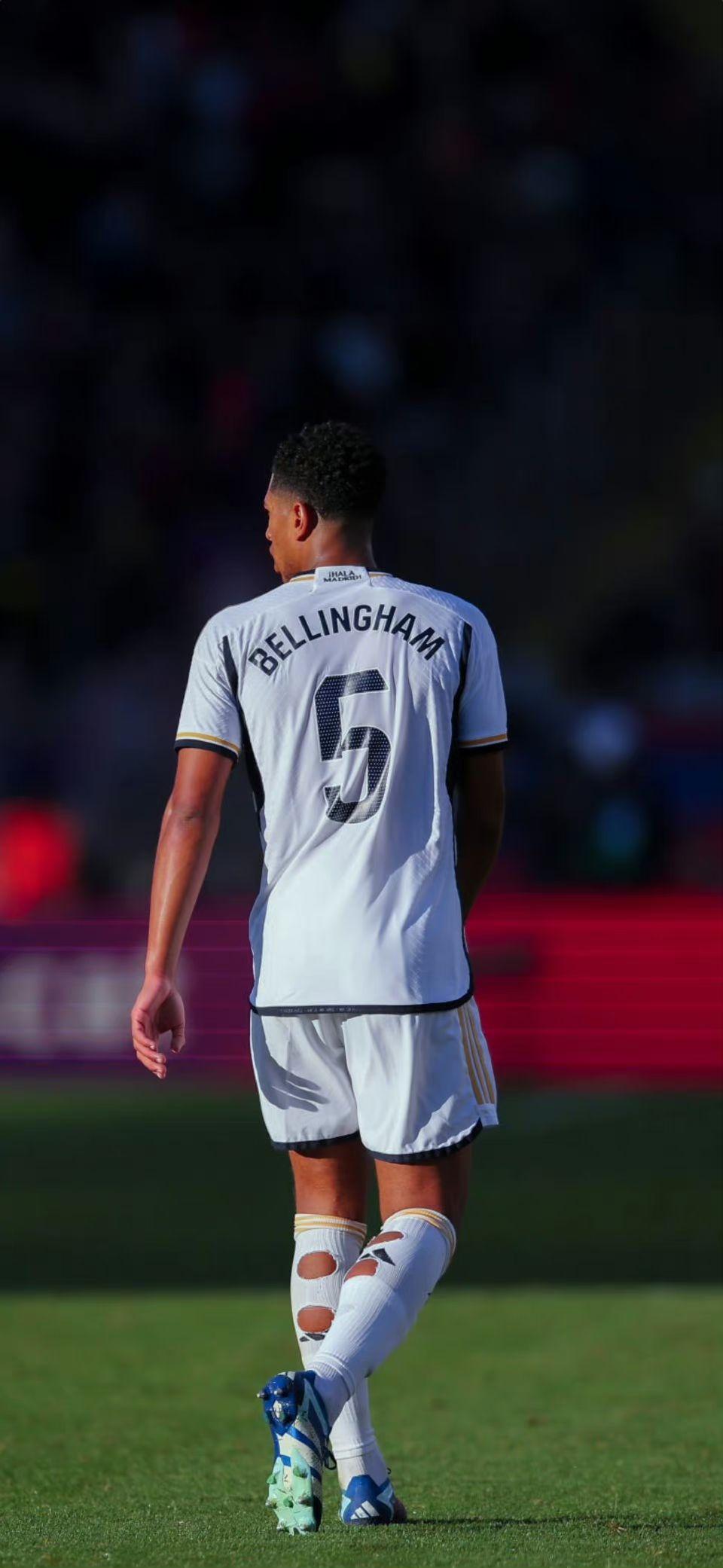 世体：维尼修斯飞往迪拜享受圣诞假期，12月29日恢复训练（世体：维尼修斯赴迪拜度圣诞，预计12月29日恢复训练）