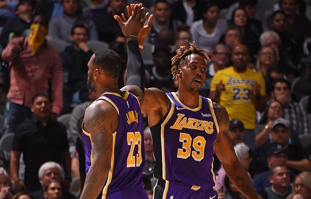 急中生智！莫布里篮下遭包夹妙传汤姆林跟进暴扣（机智破包夹！莫布里巧分助汤姆林跟进重扣）